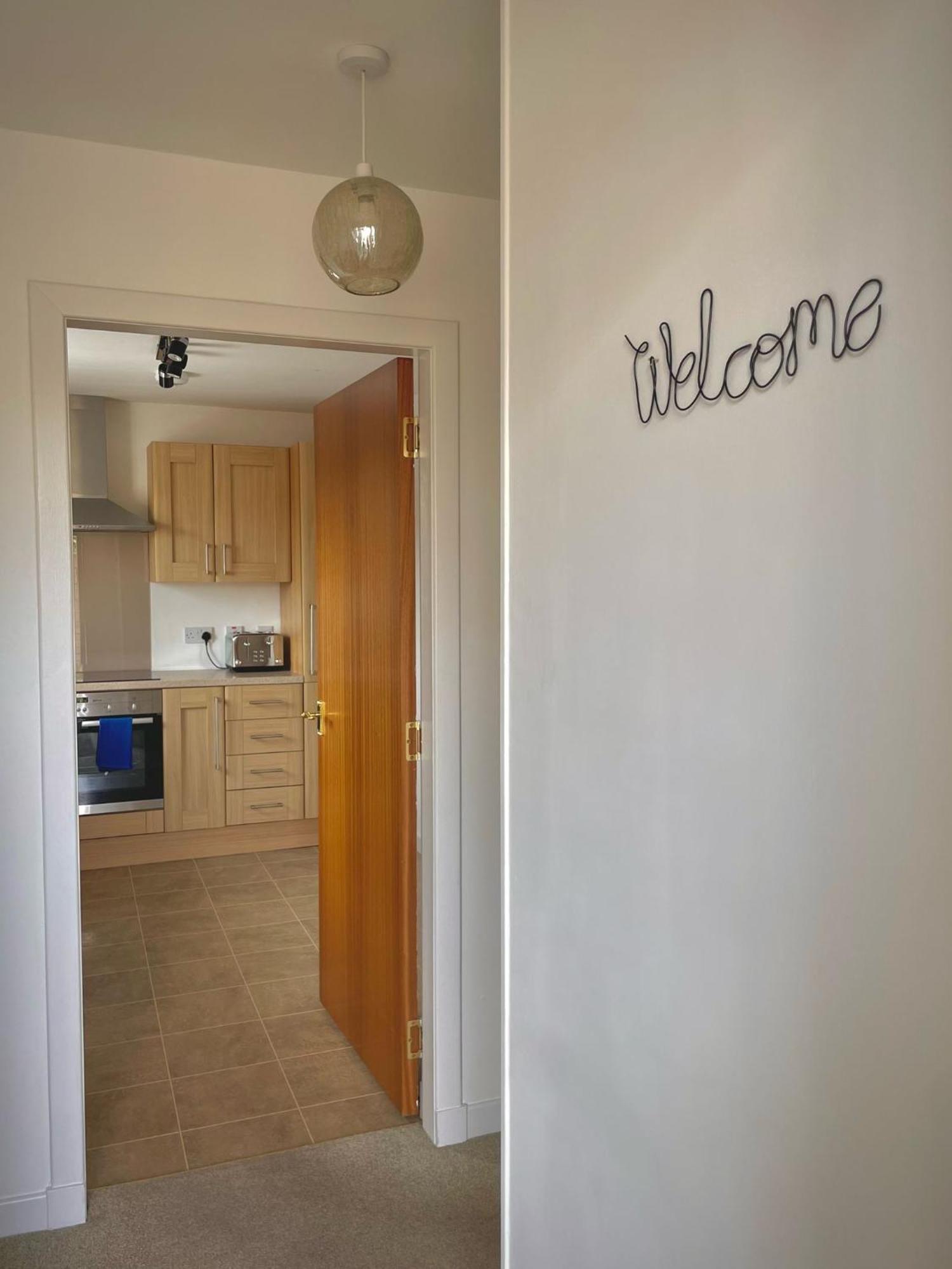 Bright 2-Bedroom Apartment With Parking In Montrose Exterior foto