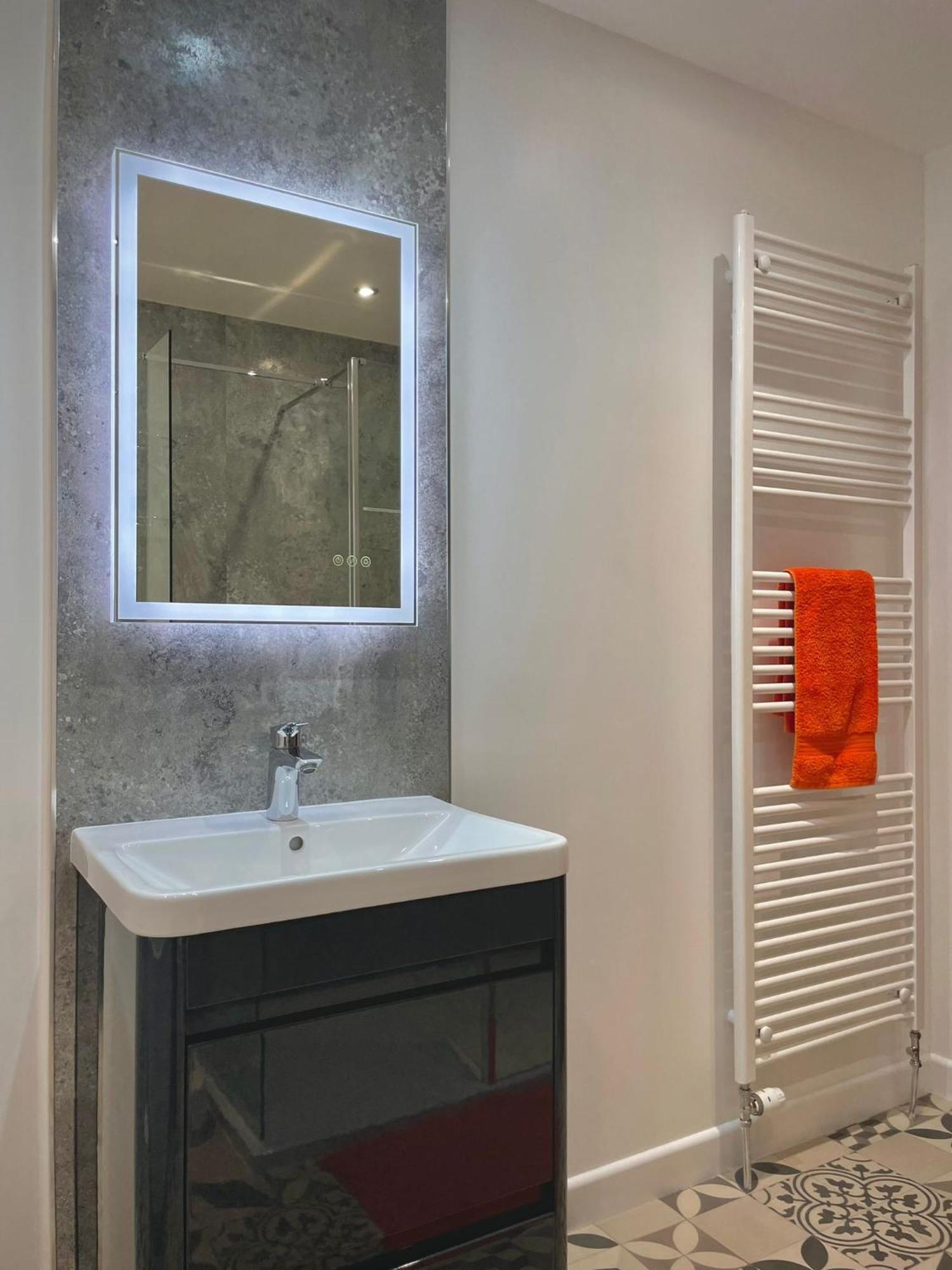 Bright 2-Bedroom Apartment With Parking In Montrose Exterior foto