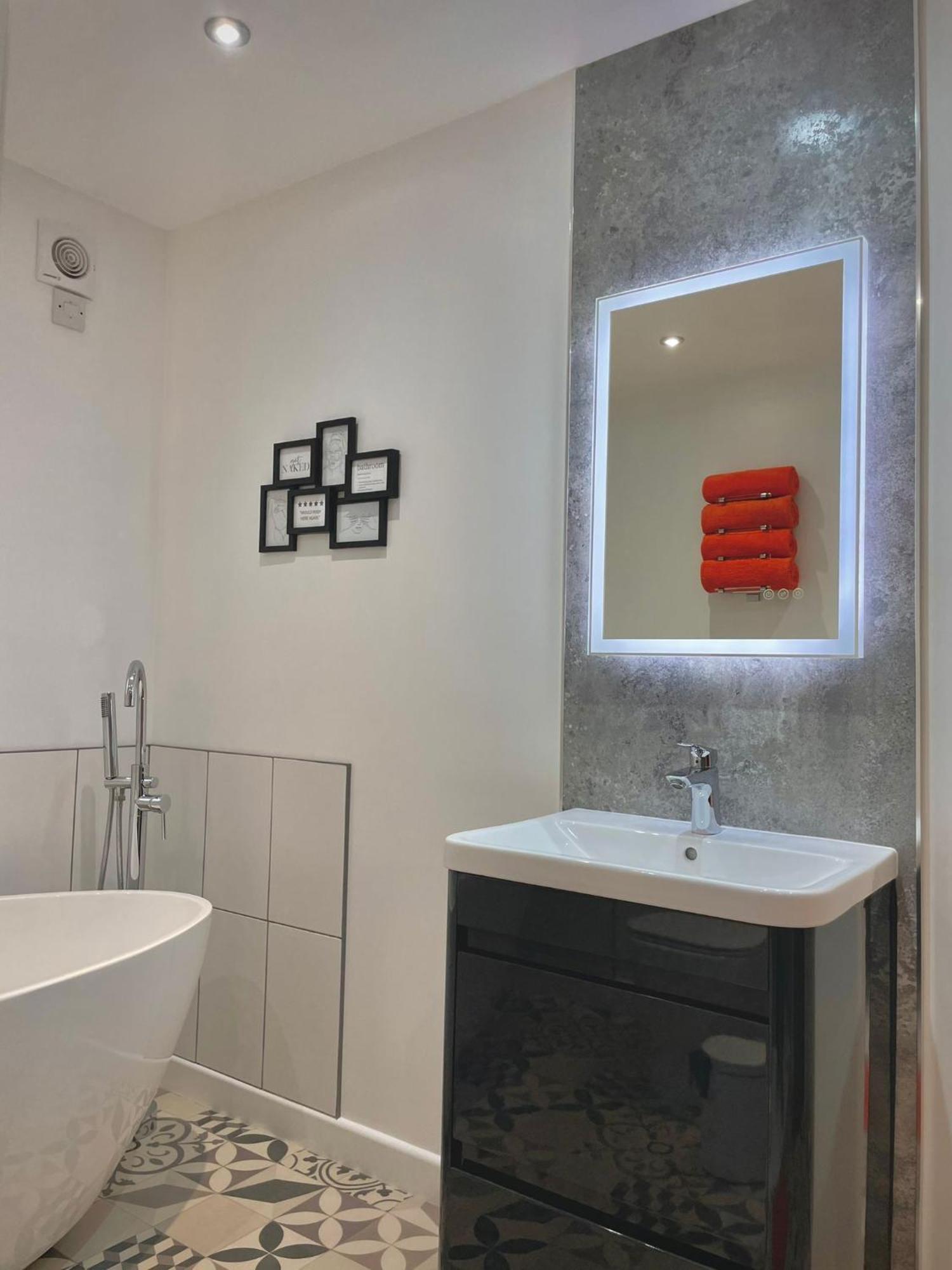 Bright 2-Bedroom Apartment With Parking In Montrose Exterior foto