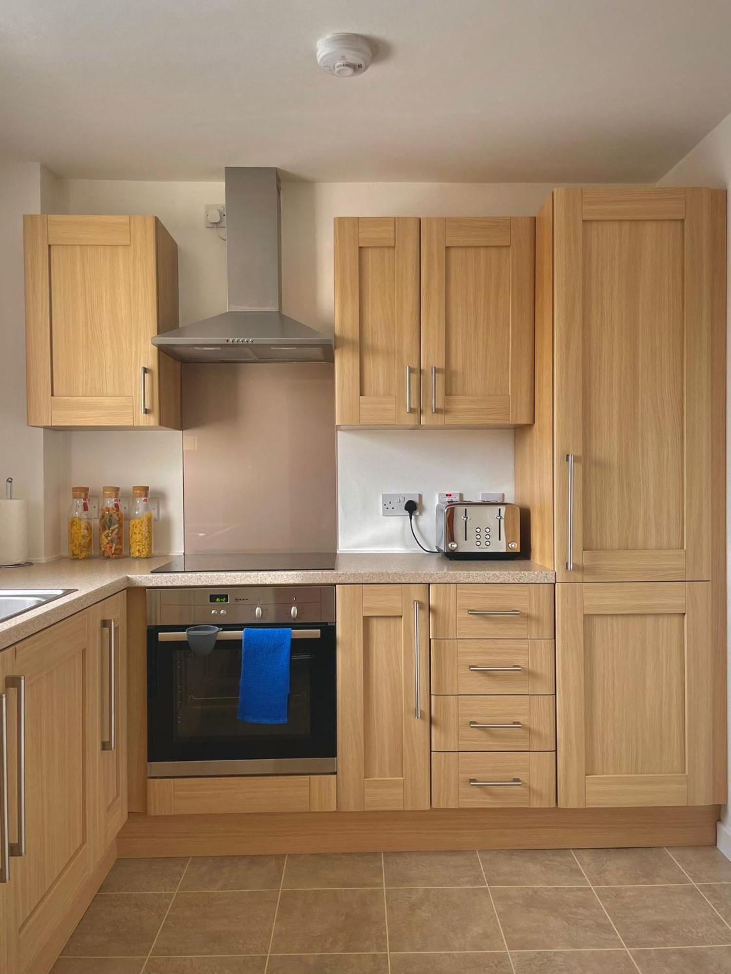 Bright 2-Bedroom Apartment With Parking In Montrose Exterior foto