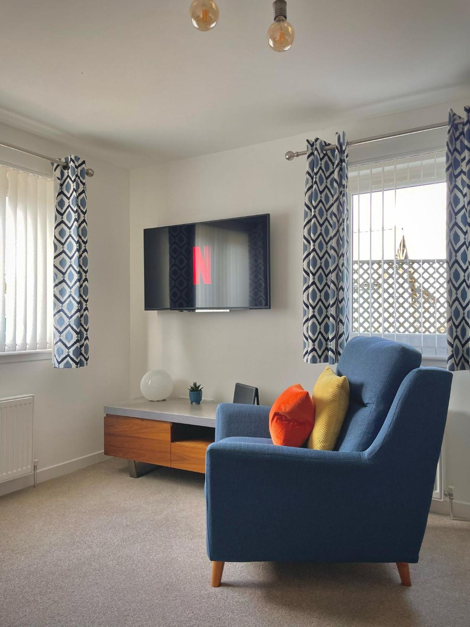 Bright 2-Bedroom Apartment With Parking In Montrose Exterior foto