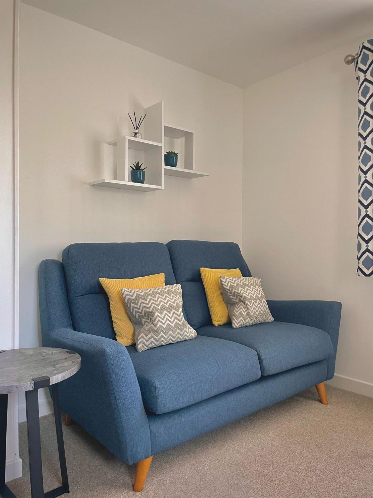 Bright 2-Bedroom Apartment With Parking In Montrose Exterior foto